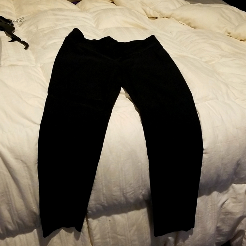 Cute ankel length with stretch pants no pockets.